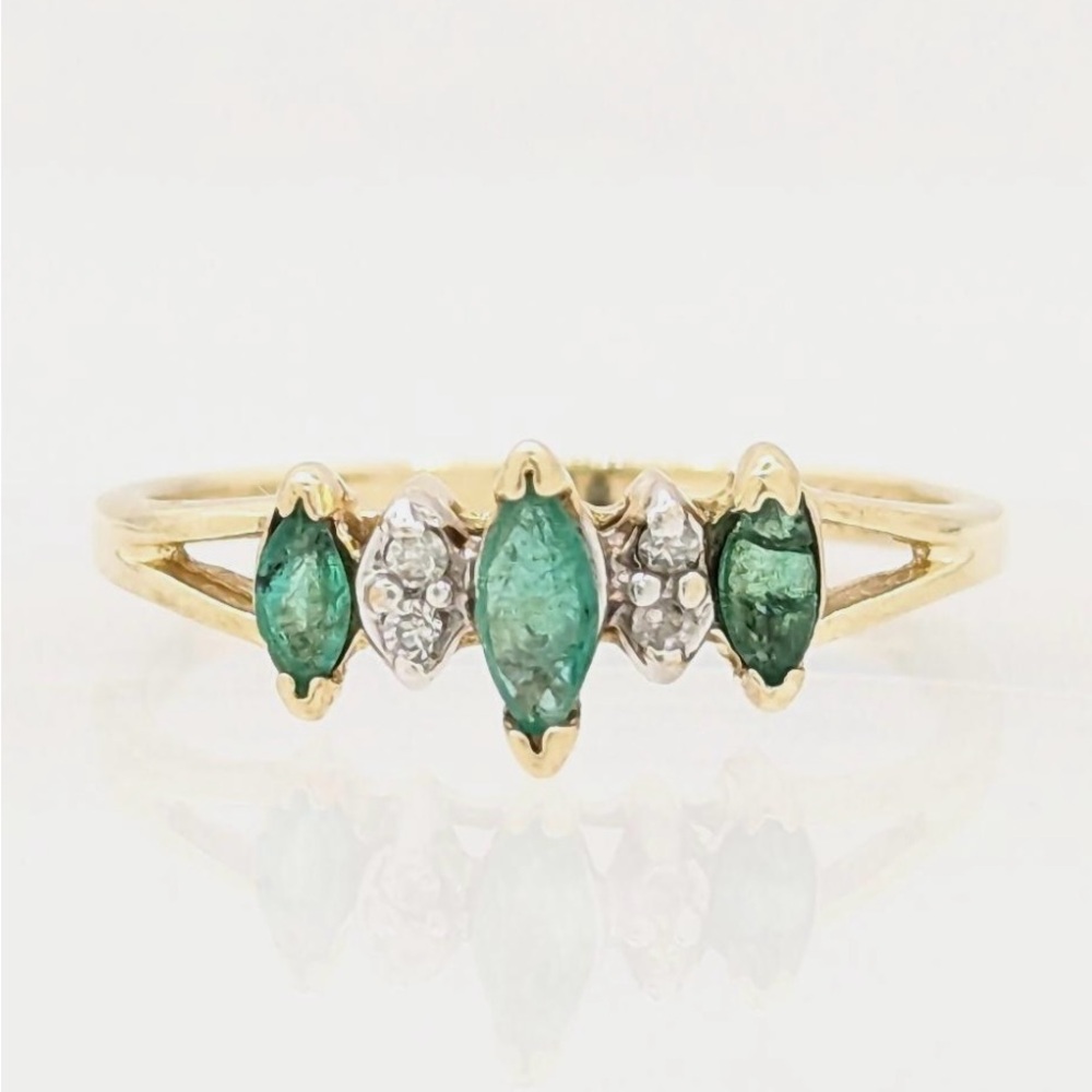 Beautiful natural emerald and diamond 10k gold ring 💍